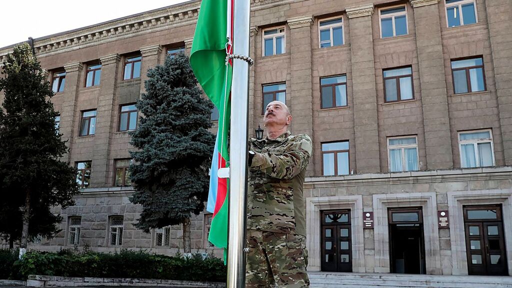 Alijev hijst de Azerbeidzjaanse vlag in Stepanakert
