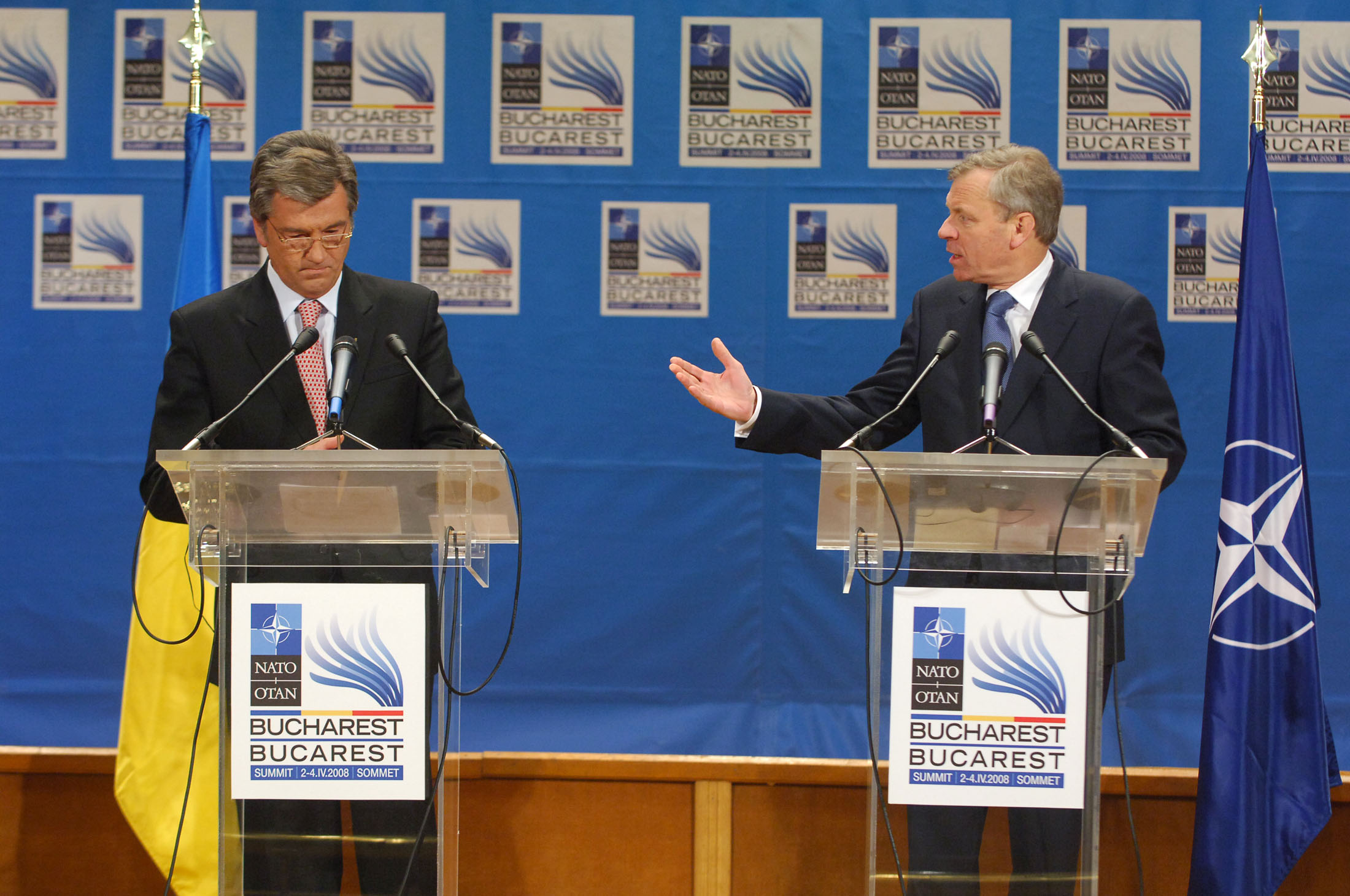 From left to right: Victor Yuschenko, President of Ukraine and NATO Secretary General Jaap de Hoop Scheffer