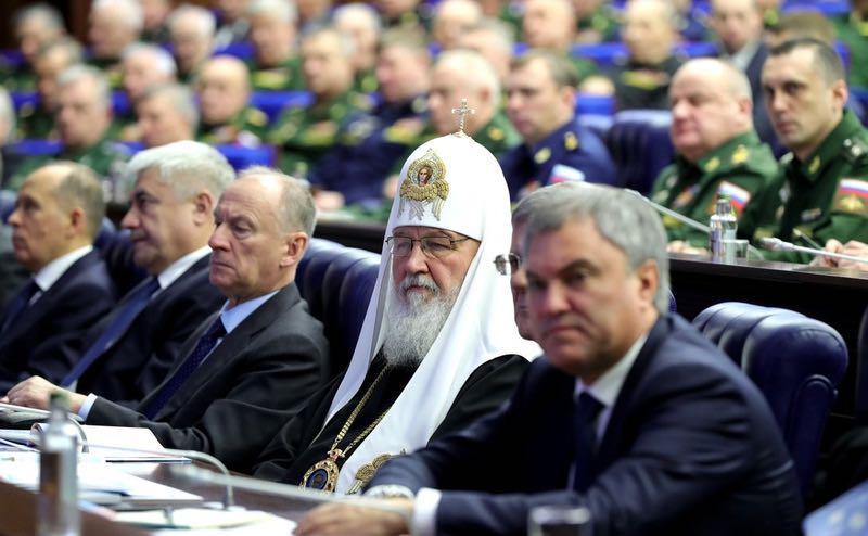 patriarch kirill als bestuurslid van het min. van defensie luistert naar rede poetin over supersonische wapens