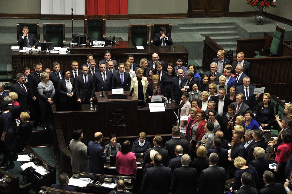 pools parlement protesteert tegen aanval persvrijheid