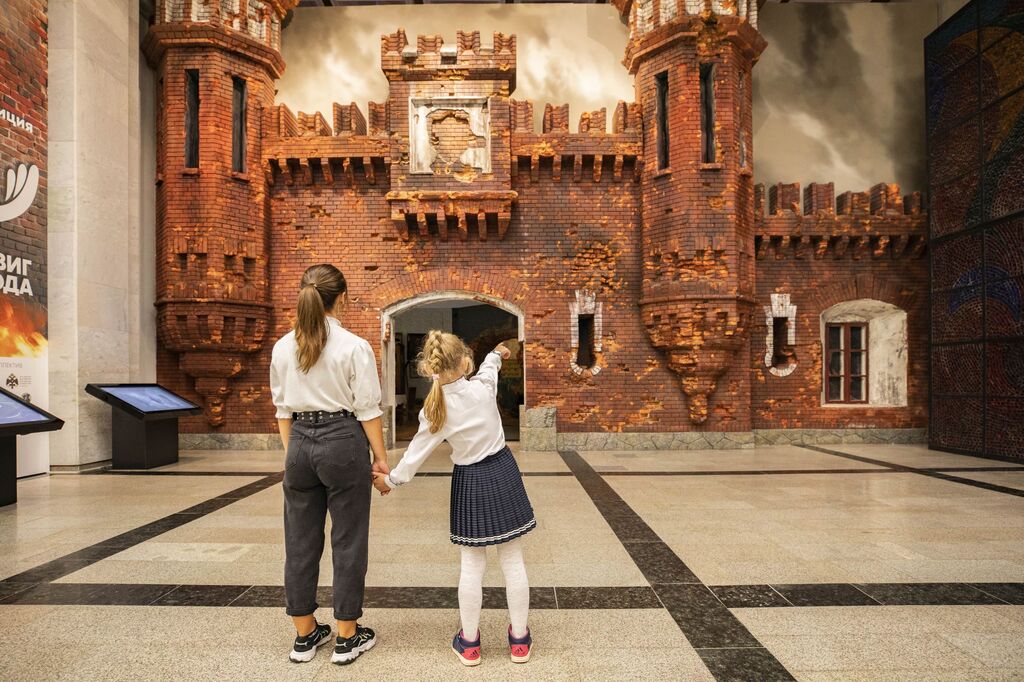 Kinderen in museum van de overwinning in Moskou