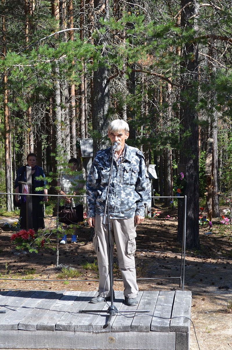 dmitrijev spreekt bij herdenking in sandarmoch 2013