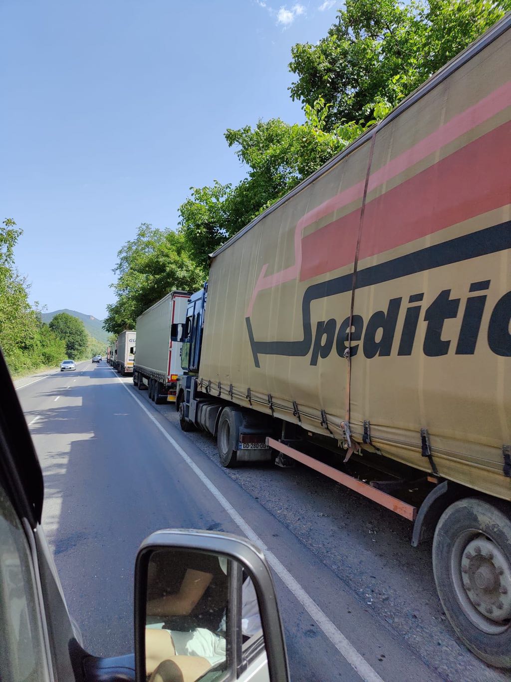 militaire snelweg vrachtwagens
