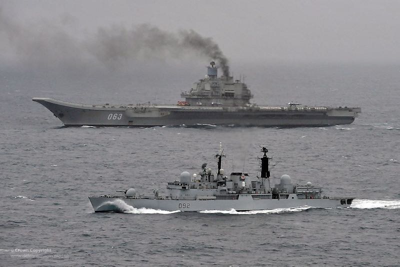 Admiraal Kuznetsow onder escorte door Het Kanaal op weg naar Syrie febr 2012 rechtenvrij