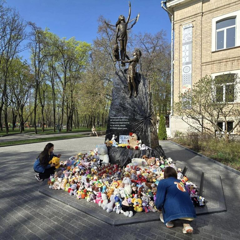 Charkiv monument voor gedode kinderen foto X