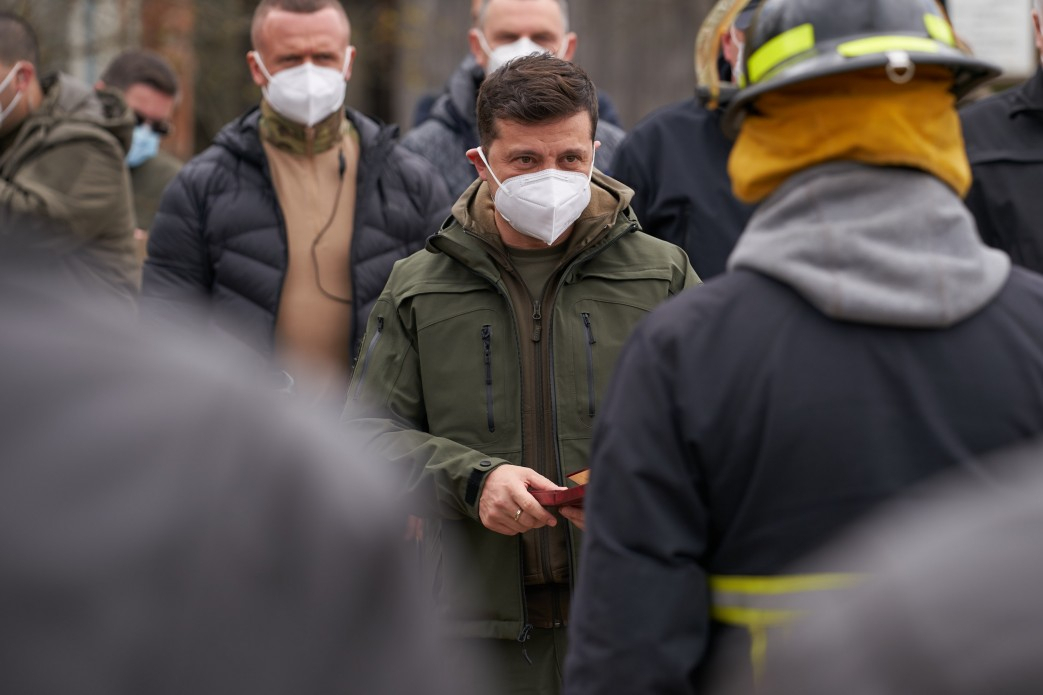 corona oekraine zelensky bezoekt brandweermannen na de brand bij Tsjernobyl 