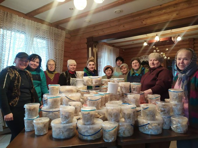oekraine vrouwen in lviv koken voor het leger