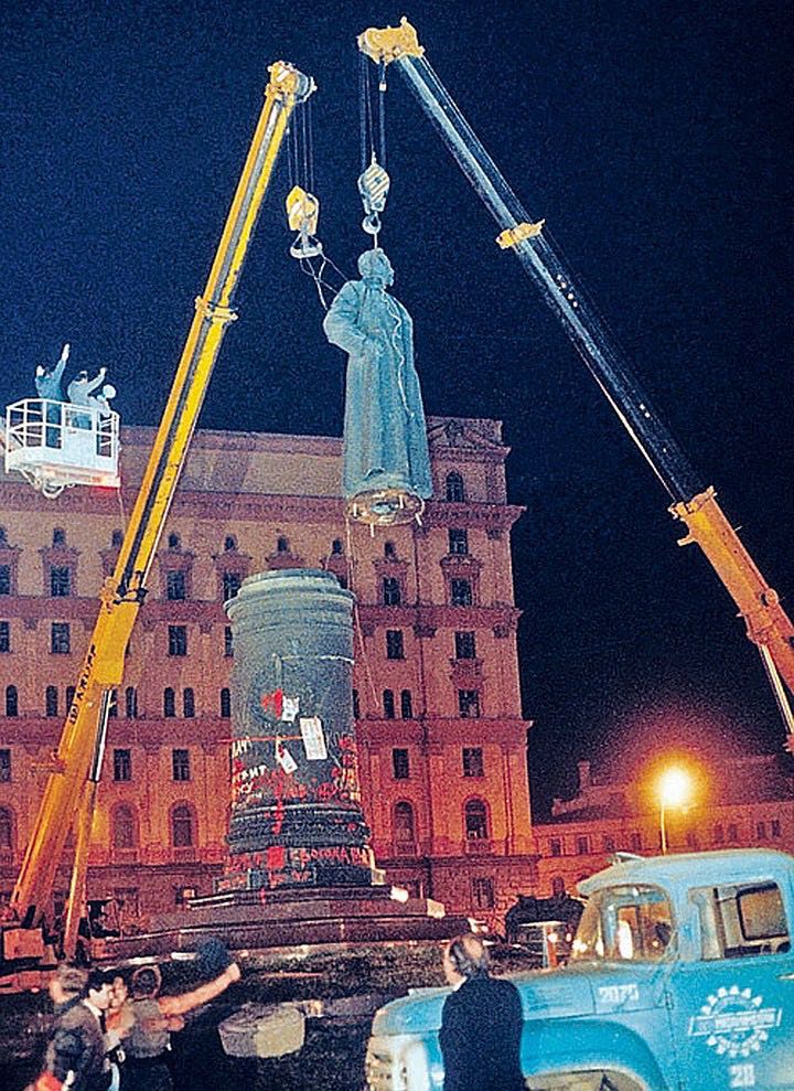 dzerzhinsky monument gesloopt